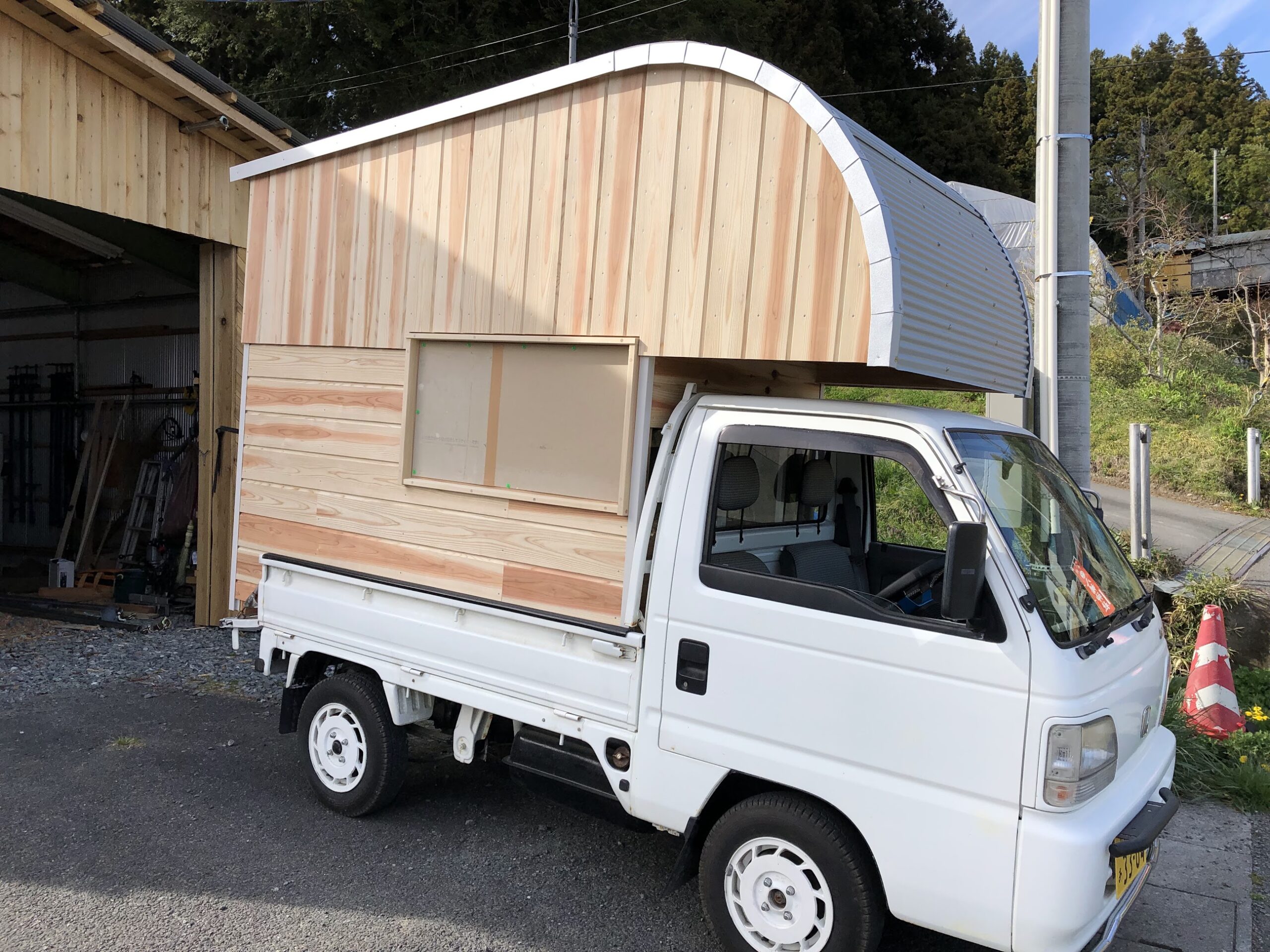 杉でできたキャンピングカー