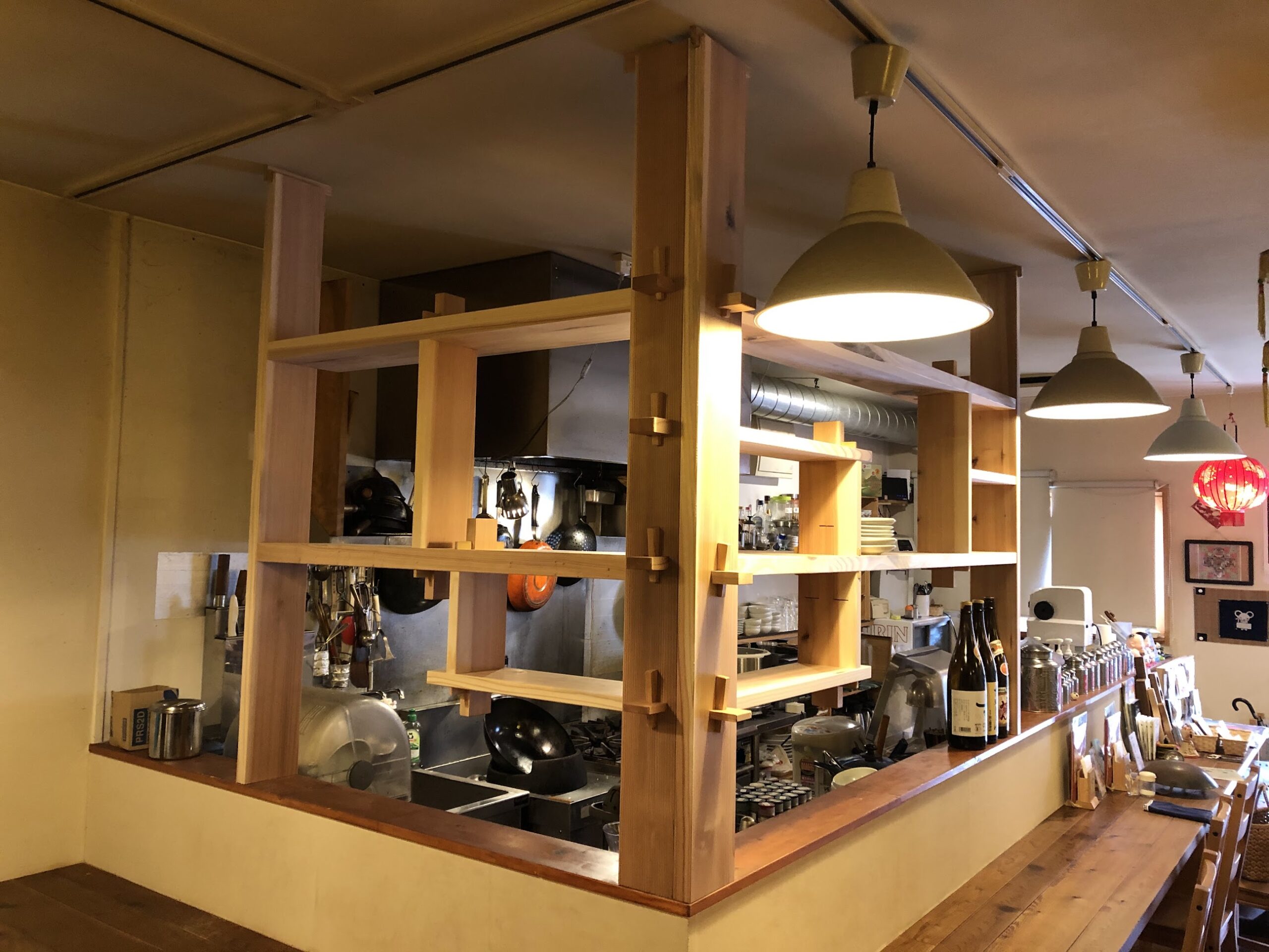 台湾料理店の組んでバラせる食器棚